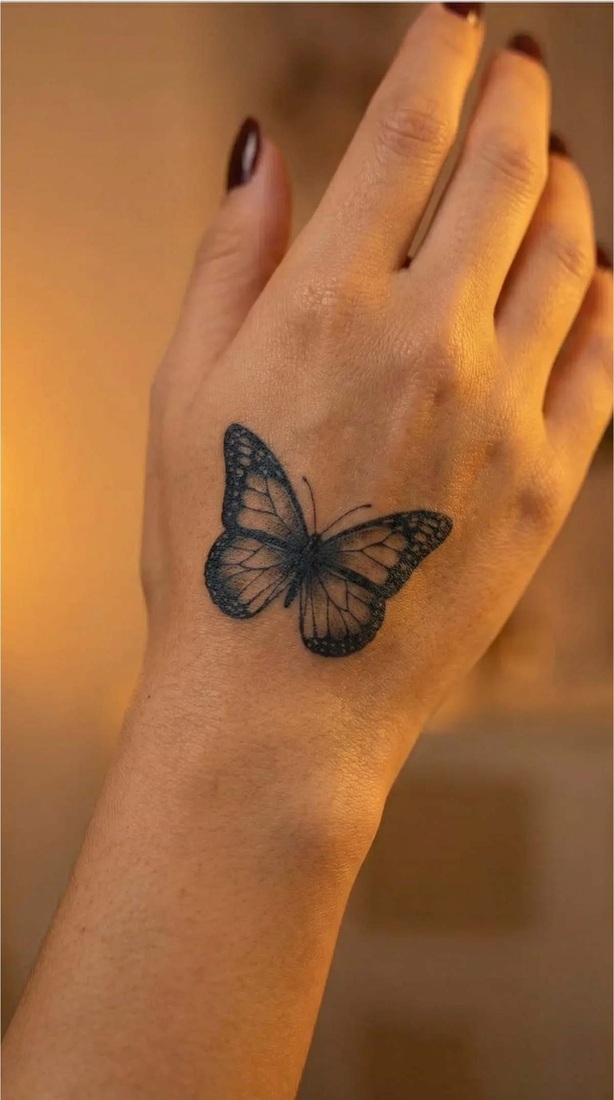 Tatuaj temporar cu fluture Fluture InkLabs, un model discret în format mini