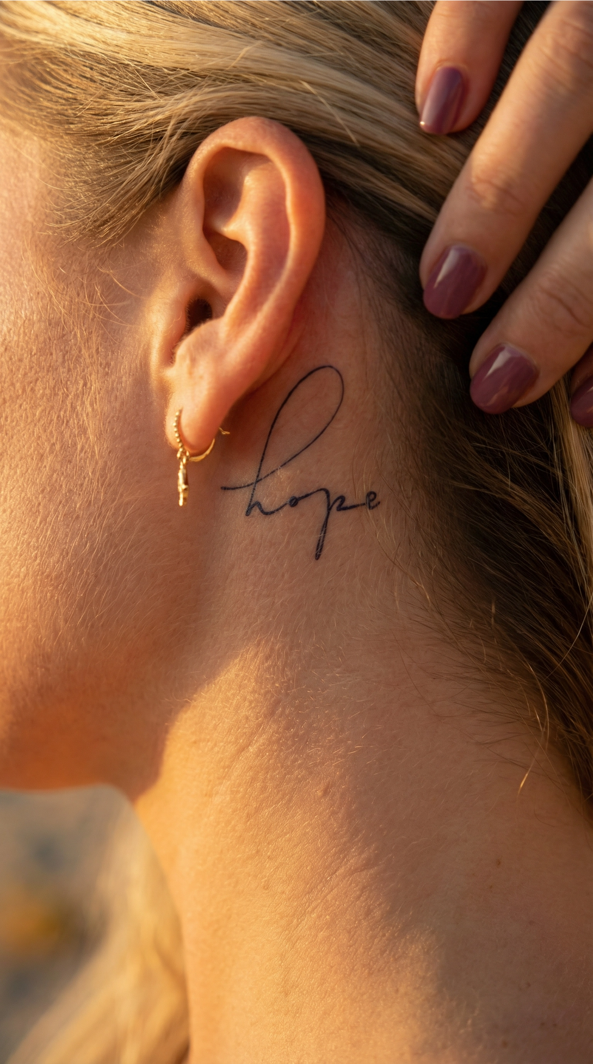 Tatuaj temporar cu cuvântul hope pe încheietură