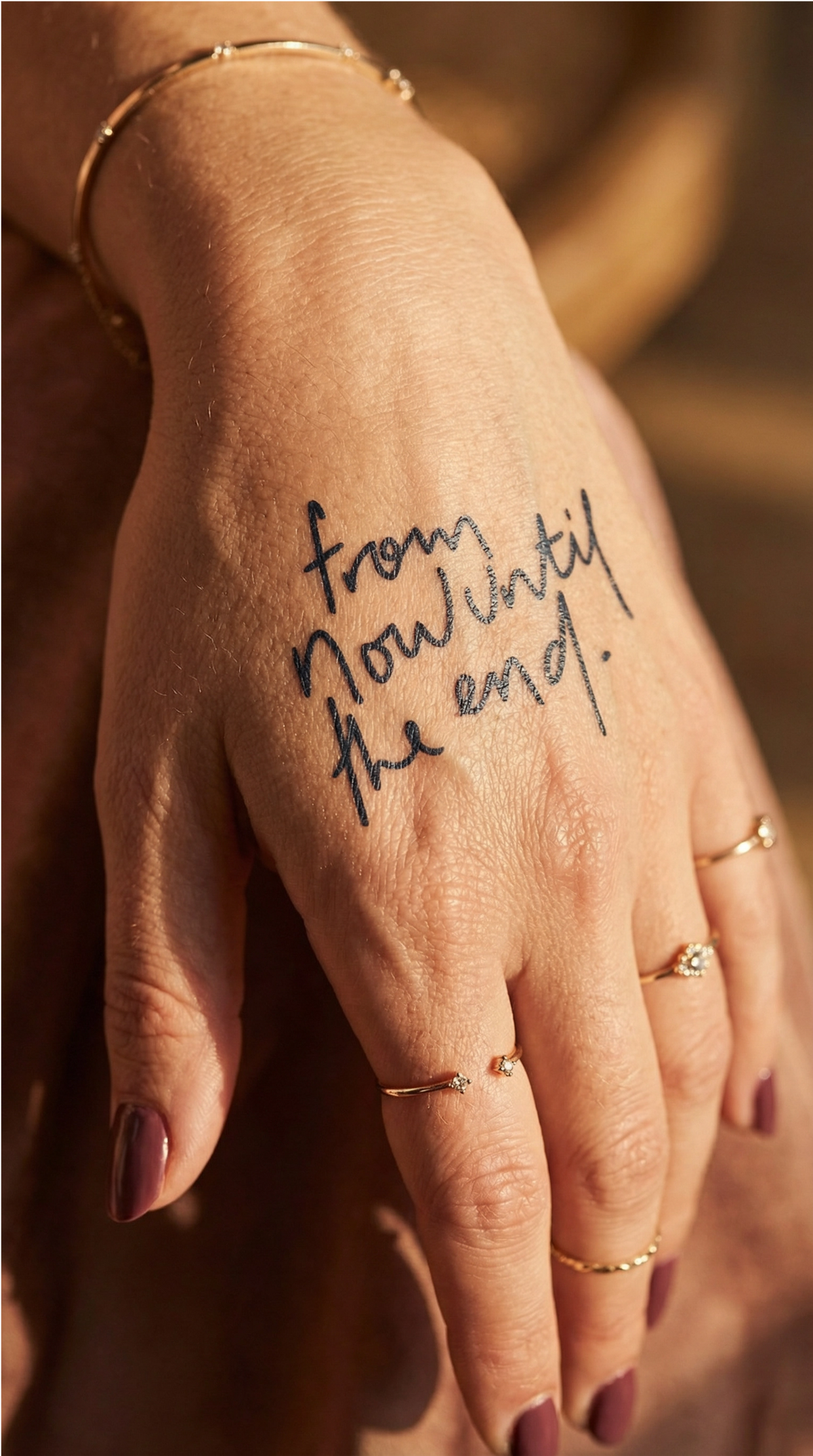 Tatuaj cu text scris cu linii fine, „from now until the end”, pe antebraț